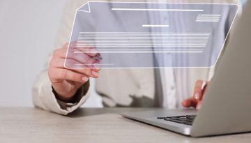 Un imprenditore che utilizza il software di firma elettronica.