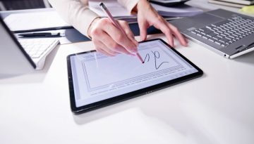 La donna utilizza la firma elettronica.