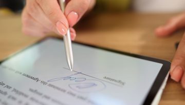 La persona inserisce la firma in un documento Word.