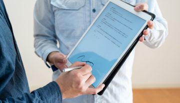 L'uomo chiede aiuto per creare una firma digitale gratuita.