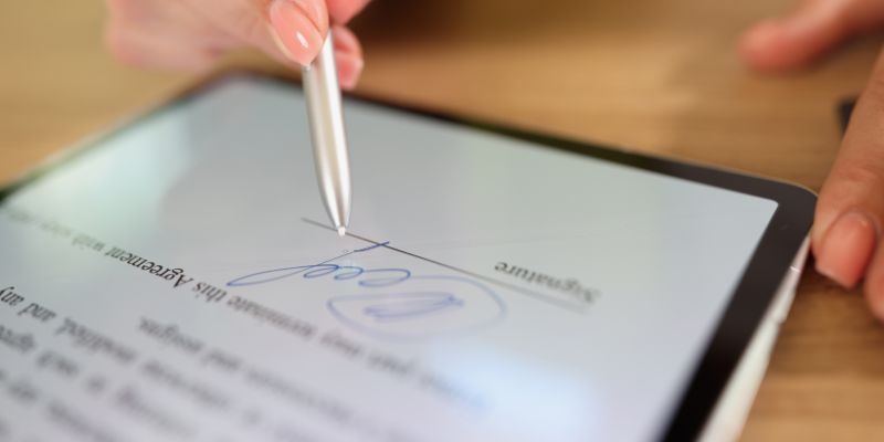 La persona aggiunge una firma in un documento PDF.