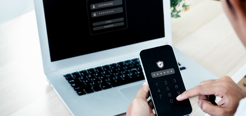 The person accesses his esignature strong authentication on his laptop and mobile phone.