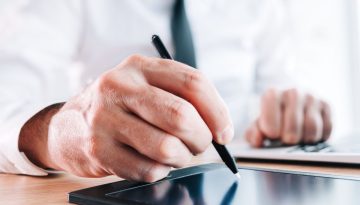 Il professionista utilizza l'autenticazione della firma.