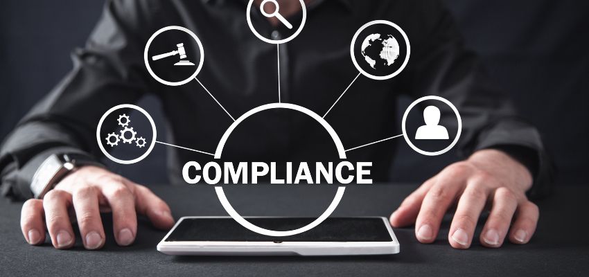 اختر برنامج التوقيع الإلكتروني الذي يتبع القوانين مثل قانون ESIGN وقانون UETA.