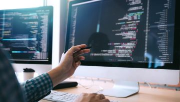 L'esperto sta creando un codice per le funzionalità del software di firma elettronica.