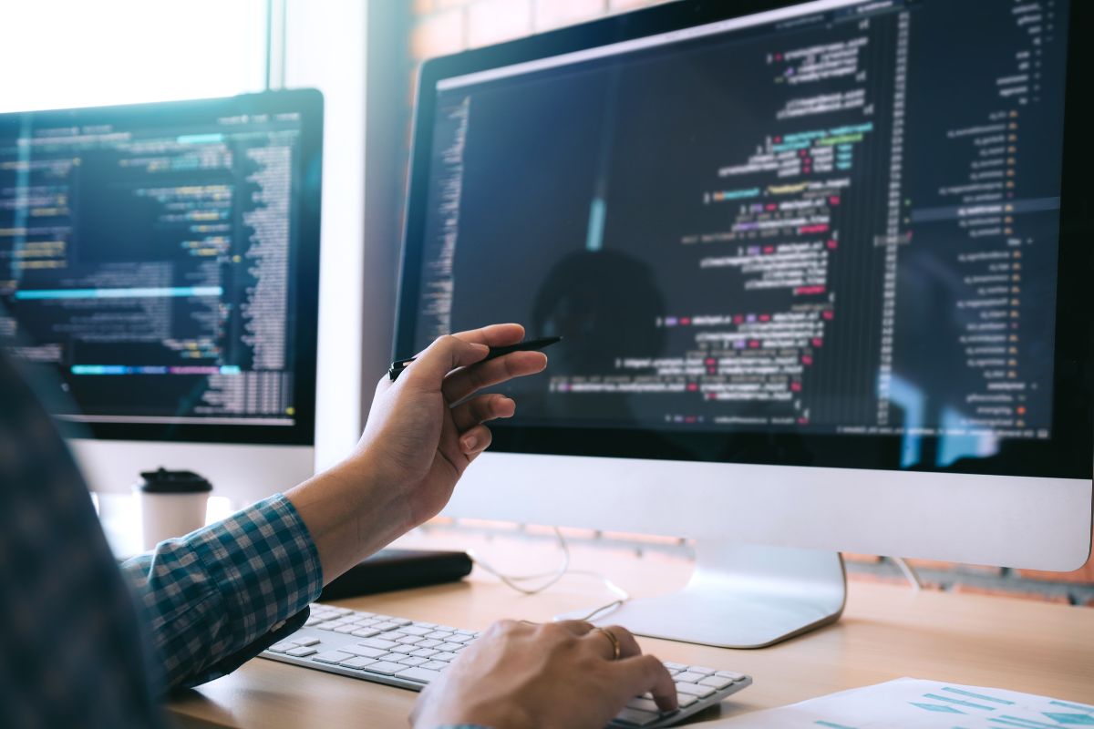 L'esperto sta creando un codice per le funzionalità del software di firma elettronica.