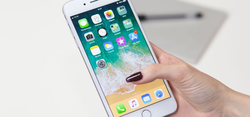 تواجه المرأة مشكلة أثناء توقيع مستند عبر هاتفها iPhone.