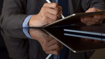 Il professionista utilizza DocuSign per firmare i contratti.