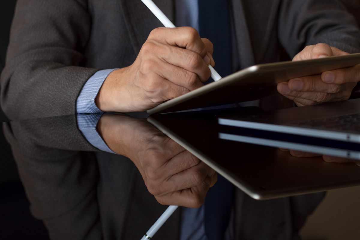 Il professionista utilizza DocuSign per firmare i contratti.