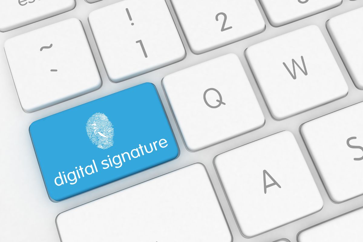 La tastiera mostra una scheda per le firme digitali.
