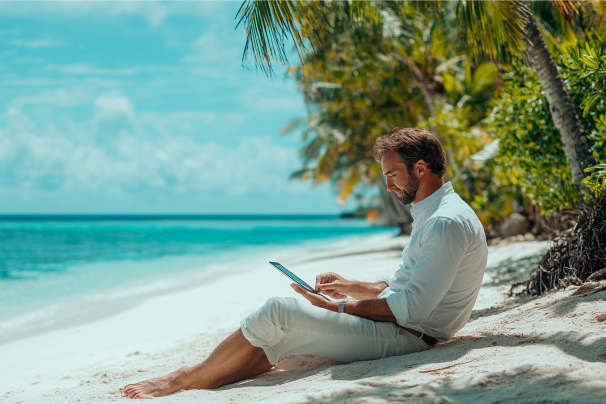 يوقع الرجل على الوثيقة باستخدام تطبيق أثناء الإجازة.