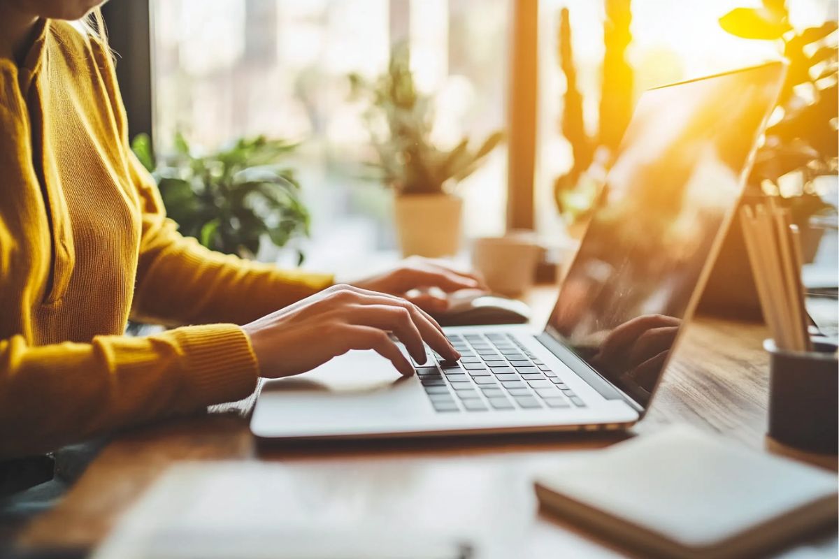 امرأة تعمل على مستند وإضافة توقيع إلكتروني مؤهل