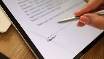 Un professionista sceglie una firma online dei documenti sicura e protetta.