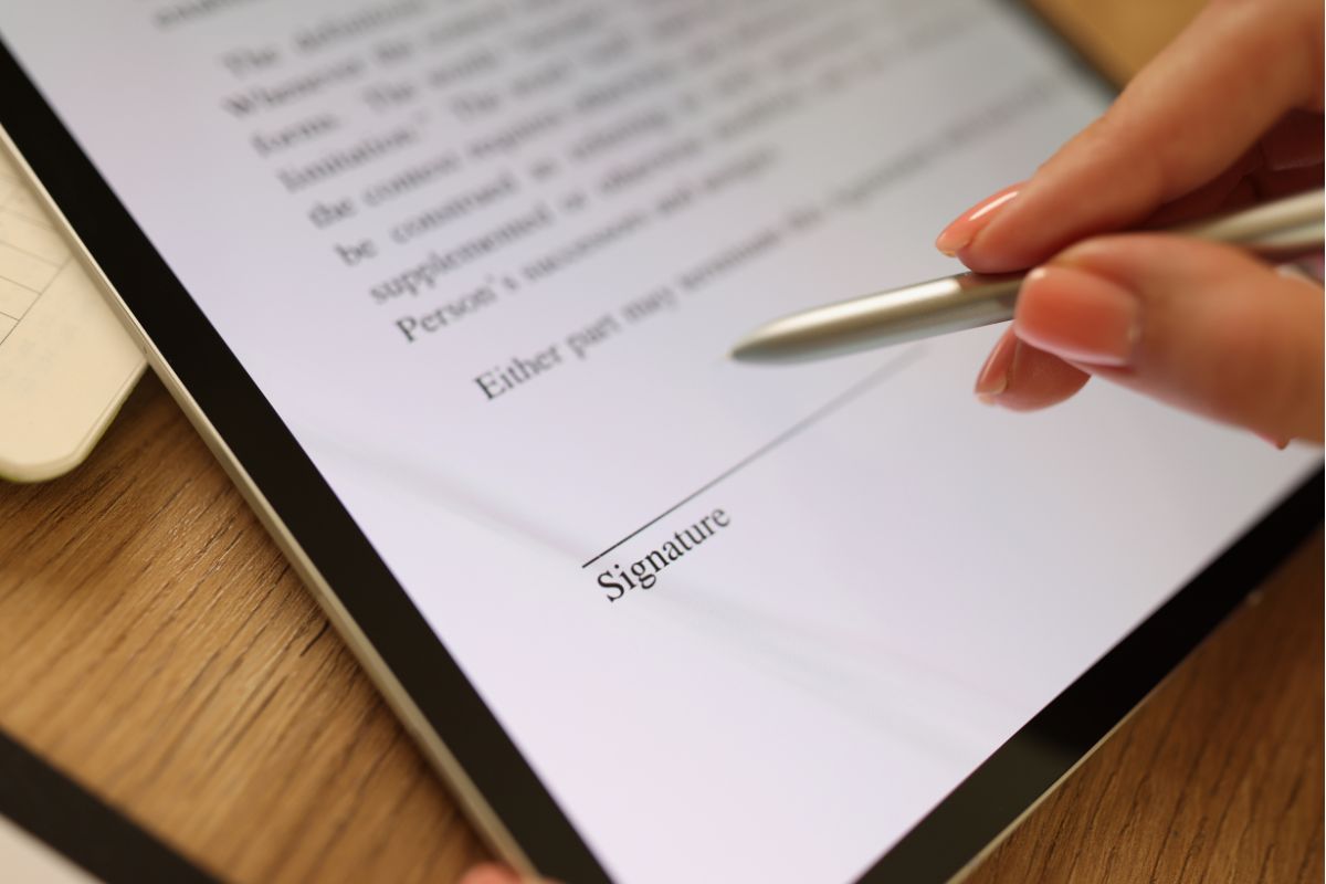 Un professionista sceglie una firma online dei documenti sicura e protetta.