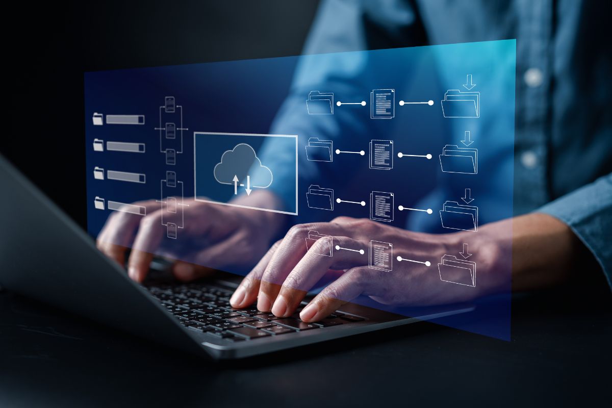 Un'organizzazione invia file riservati attraverso server di posta elettronica, piattaforme cloud e reti interne.