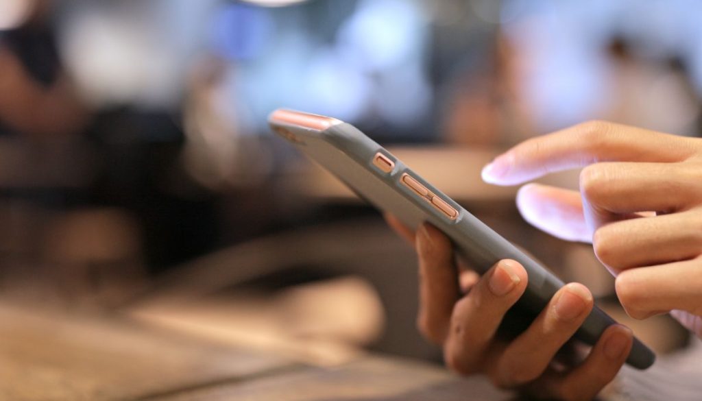 Una donna che utilizza un'app di firma mobile per lavoro.