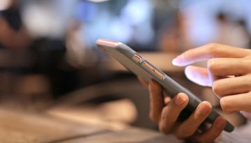 Una donna che utilizza un'app di firma mobile per lavoro.