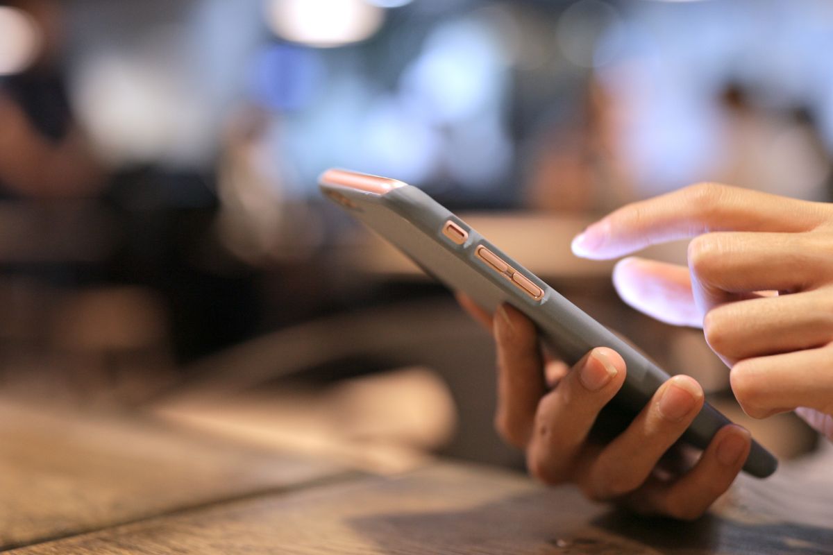 Una donna che utilizza un'app di firma mobile per lavoro.