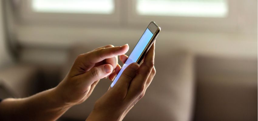Una persona che massimizza i vantaggi di un'applicazione di firma mobile-friendly.