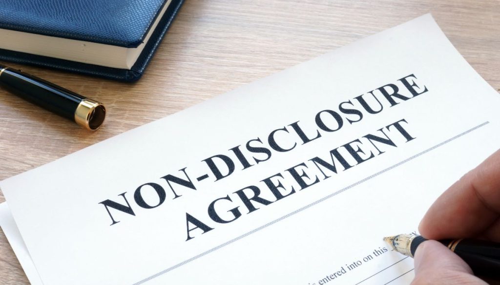 Un professionnel détenant des accords de non-divulgation signés.