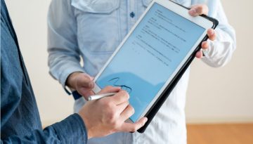 Un professionista che applica una firma pp in forma digitale.