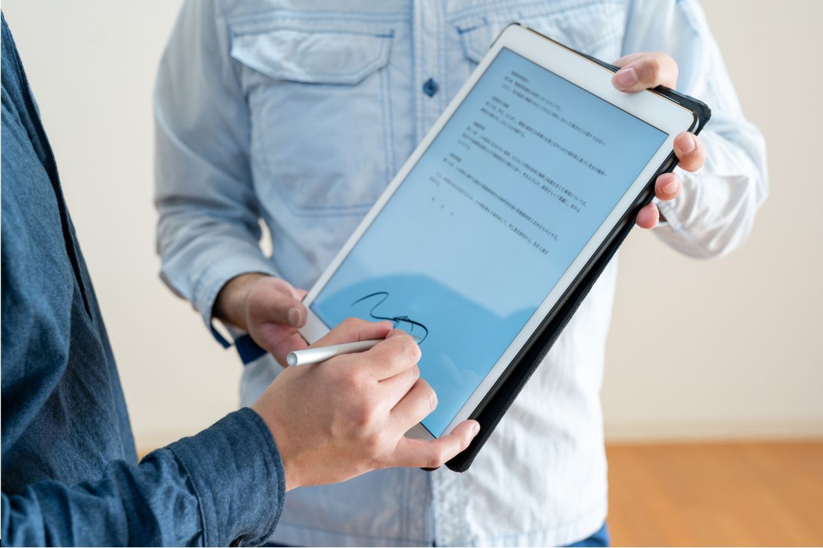 Un professionista che applica una firma pp in forma digitale.