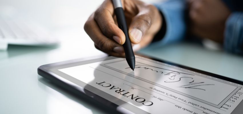 Una persona che firma un documento commerciale con una firma pp.