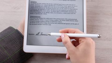 Una persona firma un file digitale utilizzando una firma elettronica.