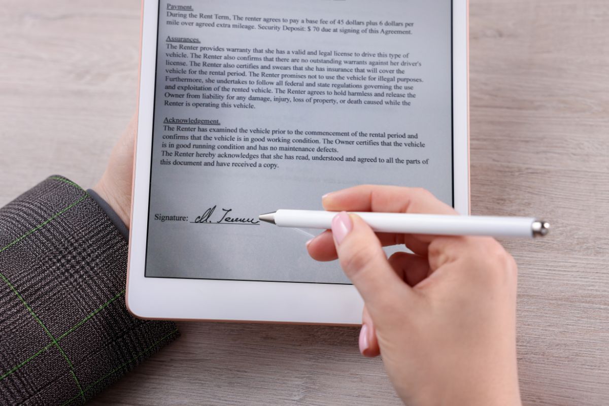 Una persona firma un archivo digital utilizando una firma electrónica.