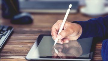 Un dipendente pubblico crea una firma elettronica per firmare un contratto digitale.