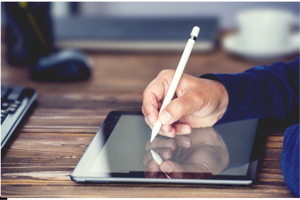 Un funcionario crea una firma electrónica para firmar un contrato digital.