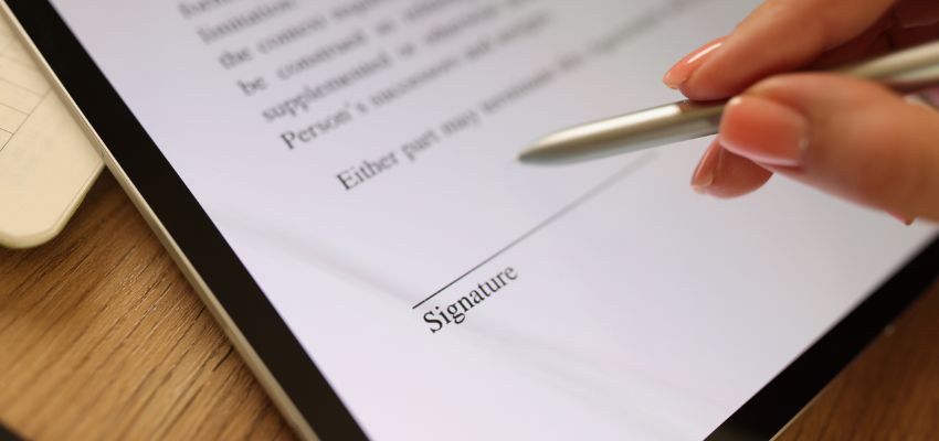 Las firmas electrónicas ayudan a ahorrar tiempo y dinero. Las personas pueden firmar formularios desde cualquier lugar, sin necesidad de imprimirlos o enviarlos por correo.