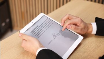 Un uomo crea una firma elettronica per firmare i documenti in modo digitale.
