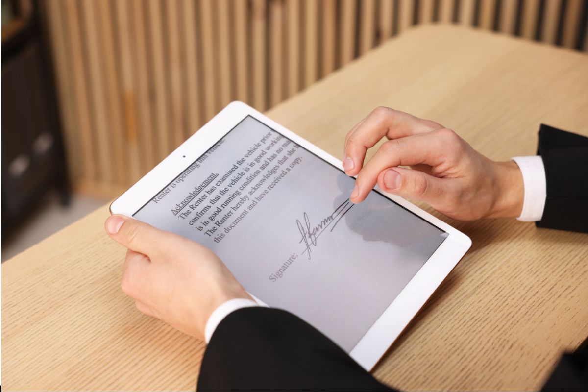 Un hombre crea una firma electrónica para firmar documentos digitalmente.