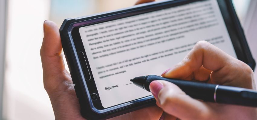 رجل يقوم بإنشاء توقيع إلكتروني لتوقيع المستندات.