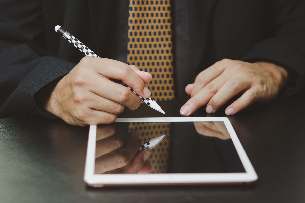 L'uomo ha firmato un contratto per conto di qualcuno.