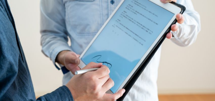 استخدم الرئيس التنفيذي AiSign لتوقيع العقد الرقمي لأنه أسرع طريقة لإضافة توقيع رقمي إلى ملف PDF.