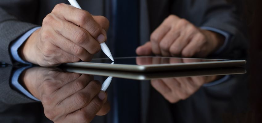 El empresario firma un contrato digital.