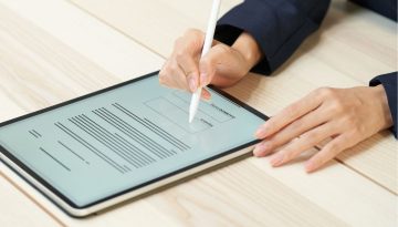 Il dipendente utilizza DocuSign per firmare un contratto digitale.