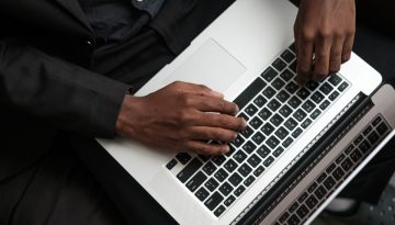 Il dipendente protegge i dati aziendali utilizzando un processo di firma sicuro.