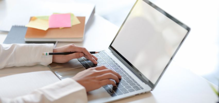 El empleado protege los datos de la empresa.