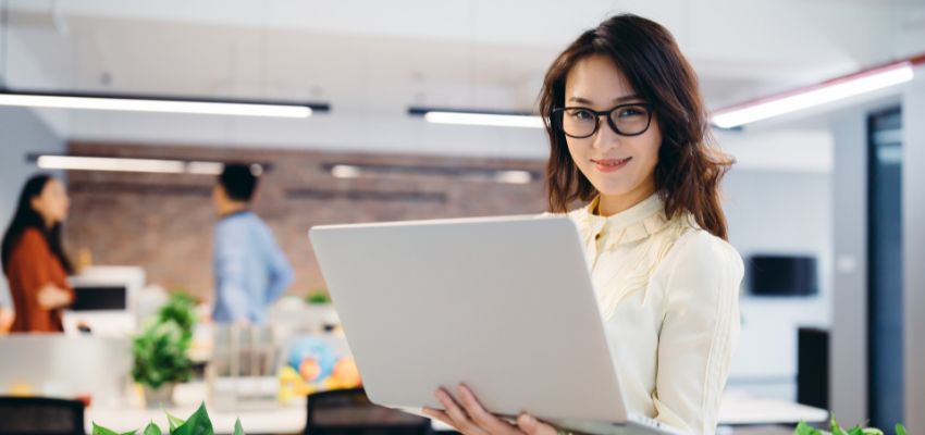 La mujer está contenta después de haber protegido los datos de la empresa mediante un proceso de firma seguro.