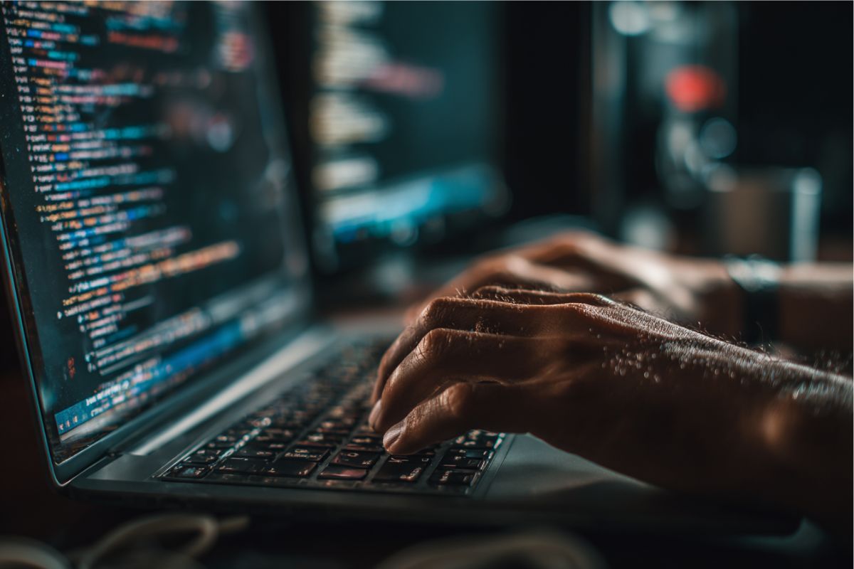 L'uomo utilizza l'intelligenza artificiale e l'automazione per la sua attività.