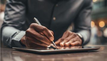 L'uomo ha firmato un contratto digitale tramite firma elettronica personalizzata.