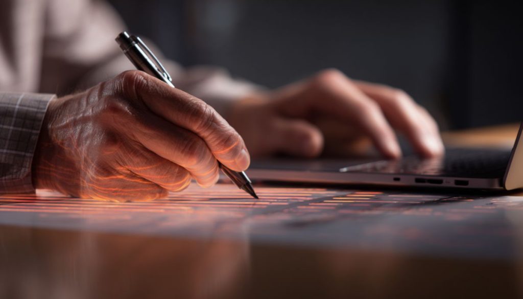 L'uomo utilizza strumenti di firma digitale per la sua attività.