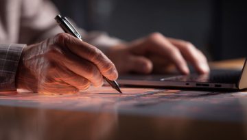 L'uomo utilizza strumenti di firma digitale per la sua attività.