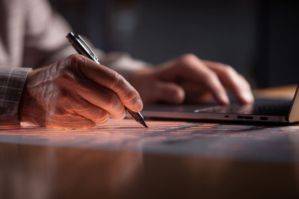 L'uomo utilizza strumenti di firma digitale per la sua attività.