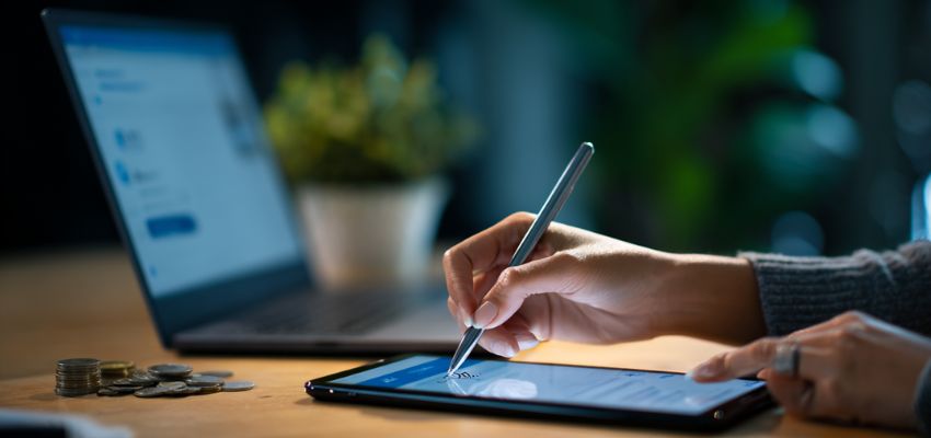 Una donna d'affari firma un contratto digitale utilizzando un servizio di strumenti di firma digitale.