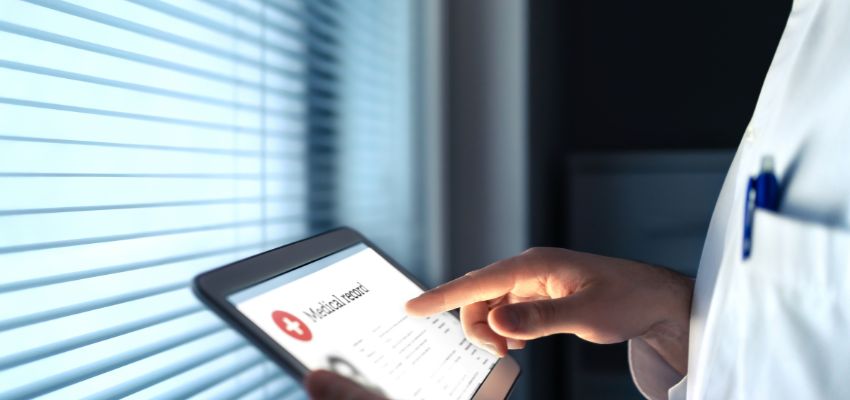 يتحقق الطبيب لمعرفة ما إذا كانت متوافقة مع قانون HIPAA.