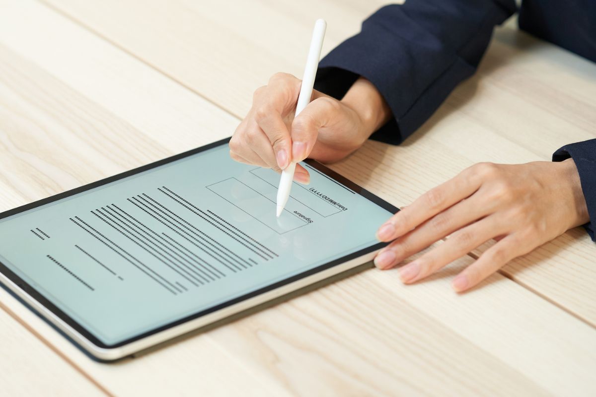 L'imprenditore firma un contratto digitale.